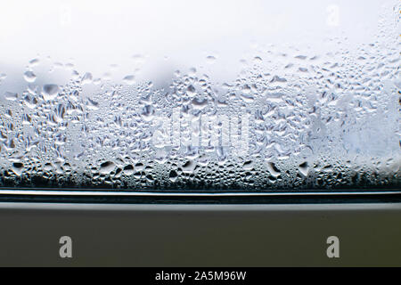 Gouttes de pluie sur les vitres en automne. Condensats sur la fenêtre. Banque D'Images