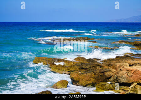 Vagues de mer sur des rochers de plage en Crète, Grèce. Banque D'Images