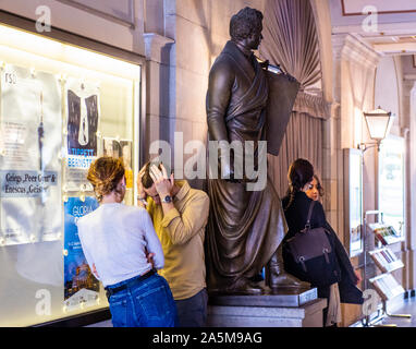 Consolante femme homme bouleversé avec les mains sur la tête à côté de la statue, Berlin, Allemagne Banque D'Images