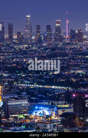 Close up detail shot du centre-ville de Los Angeles skyline juste après le coucher du soleil coup de Runyon Park Banque D'Images