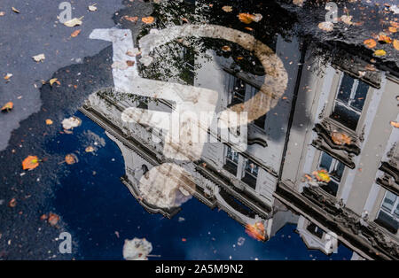La construction reflète sur le sol avec symbole handicapés, Prague, République Tchèque Banque D'Images