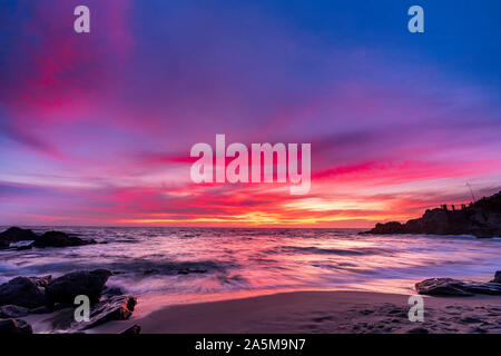 Explosion au coucher du soleil, Moss Cove, Laguna Beach, Californie du Sud, une longue exposition Banque D'Images