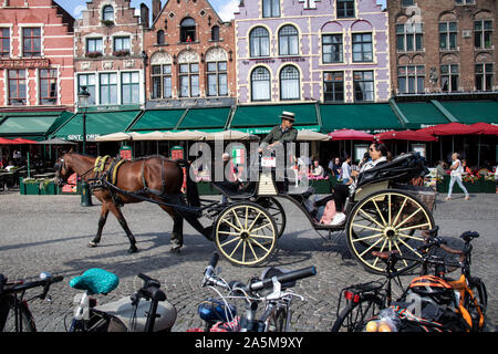 Les voitures de tourisme à cheval dans le centre-ville de Brugge Banque D'Images