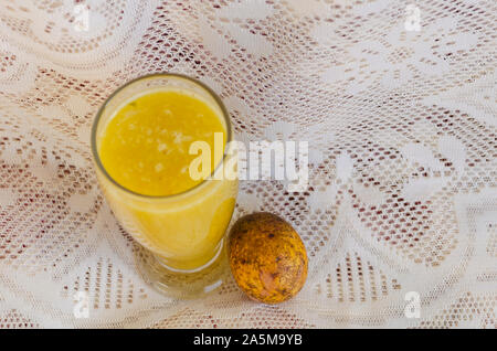 Verre de jus de prune et de fruits Juin Banque D'Images