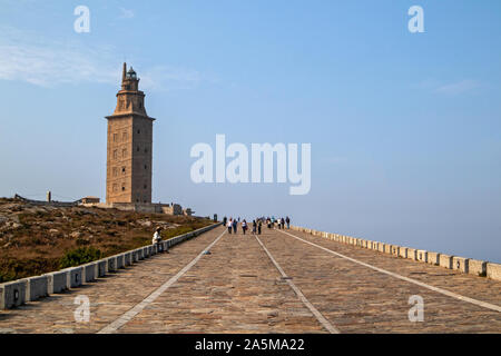 La Corogne, Espagne - 20 septembre 2019 : phare romain ancien Tour d'Hercule (Torre de Hércules) avec un ciel clair et de touristes visitant Banque D'Images