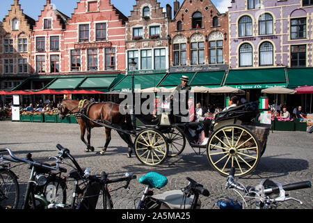 Les voitures de tourisme à cheval dans le centre-ville de Brugge Banque D'Images