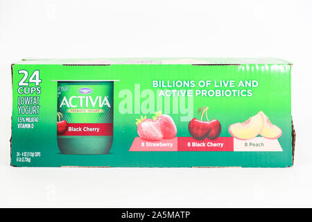 Princeton, New Jersey le 19 octobre:Pack d'Activia yaourt live exclusif avec cultures fruits sur fond blanc . Activia est une marque de yaourts administré b Banque D'Images