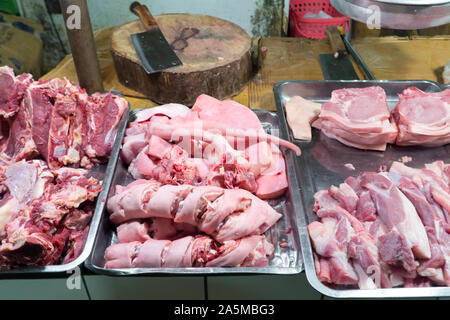 Vente de viande de porc. Morceaux de viande de porc, Close up ,dans des produits frais du marché pour la vente. Le porc à la vente sur le marché Banque D'Images