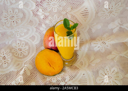 Regardant le jus de mangue Banque D'Images