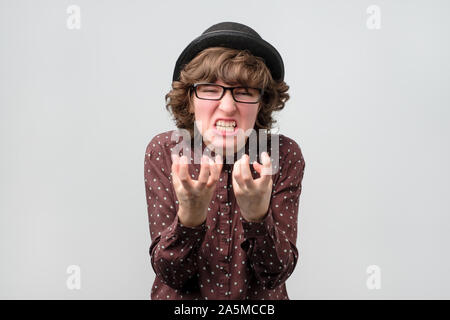 Angry caucasian woman in hat et verres de crier Banque D'Images