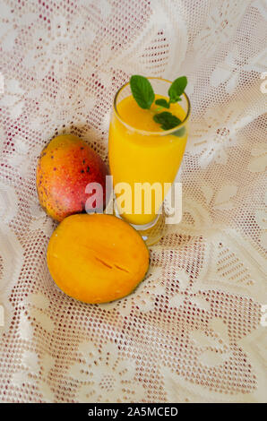 Vue de dessus du jus de mangue Banque D'Images