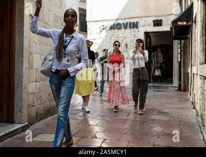 Le Monténégro, Sep 21, 2019 : un groupe de touristes à la suite de la guide sur les rues de la vieille ville de Kotor Banque D'Images