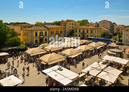 Portrait d'un marché de rue sur une place du centre historique de la célèbre ville de Pise avec shopping des touristes en été, Toscane, Italie Banque D'Images