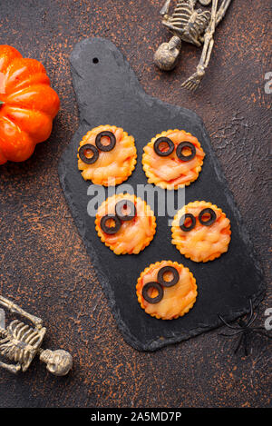 Mini pizza momie effrayante de Halloween Banque D'Images