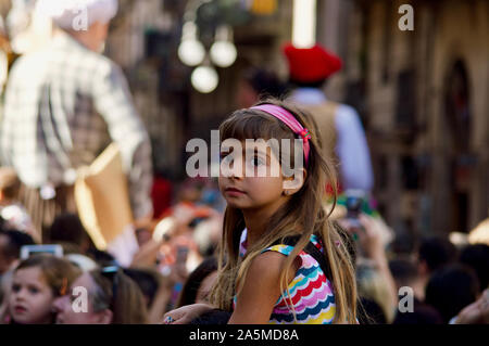 Une jeune fille regarder la parade de géants au cours de la Merce 2019 Festival à Plaça de Sant Jaume de Barcelone, Espagne