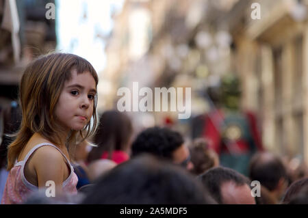 Une jeune fille regarder la parade de géants au cours de la Merce 2019 Festival à Plaça de Sant Jaume de Barcelone, Espagne