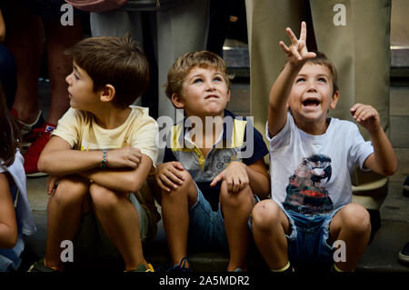 Les garçons à regarder la parade de géants au cours de la Merce 2019 Festival à Plaça de Sant Jaume de Barcelone, Espagne