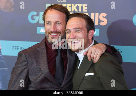 Munich, Allemagne. 21 Oct, 2019. Les acteurs Wotan Wilke Möhring (l) et Frederick Lau venu à la première du film 'Das perfekte Geheimnis' dans le Mathäser Filmpalast. Le film sortira dans les salles allemandes le 31 octobre. Credit : Tobias Hase/dpa/Alamy Live News Banque D'Images