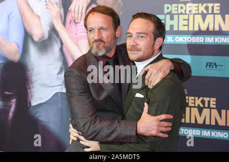 Munich, Allemagne. 21 Oct, 2019. Les acteurs Wotan Wilke Möhring (l) et Frederick Lau venu à la première du film 'Das perfekte Geheimnis' dans le Mathäser Filmpalast. Le film sortira dans les salles allemandes le 31 octobre. Credit : Tobias Hase/dpa/Alamy Live News Banque D'Images