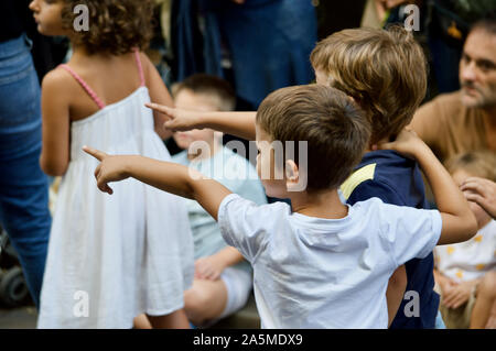 Les enfants de regarder la parade de géants au cours de la Merce 2019 Festival à Plaça de Sant Jaume de Barcelone, Espagne