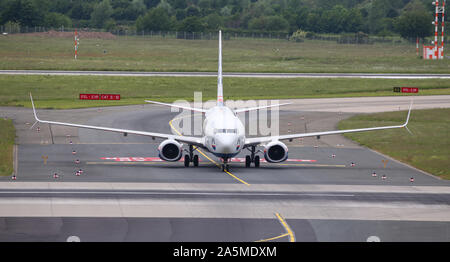 DUSSELDORF, ALLEMAGNE - le 26 mai 2019 : Sun Express Boeing 737 taxi à l'aéroport de Düsseldorf. Banque D'Images