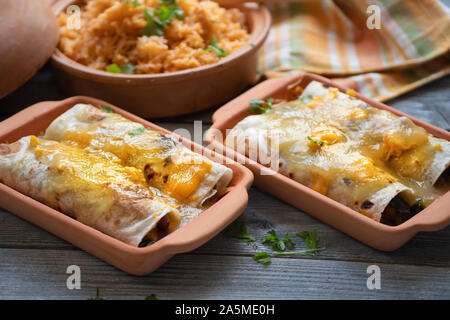 Enchiladas végétariennes avec sauce chili vert servi dans des plats d'argile Banque D'Images