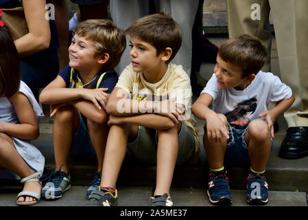 Les enfants de regarder la parade de géants au cours de la Merce 2019 Festival à Plaça de Sant Jaume de Barcelone, Espagne