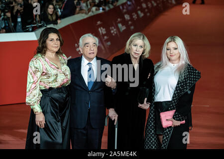 (L-R) Cathy Scorsese, Martin Scorsese, Helen Morris et Francesca Scorsese assister à "l'Irlandais" tapis rouge lors de la 14ème Festival du Film de Rome. Banque D'Images