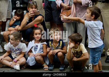 Les enfants de regarder la parade de géants au cours de la Merce 2019 Festival à Plaça de Sant Jaume de Barcelone, Espagne
