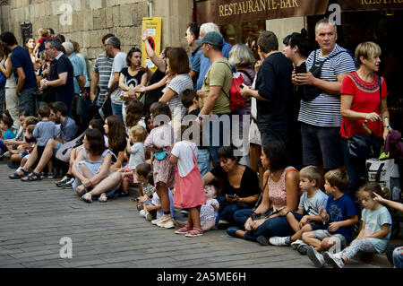 Les gens qui regardent les géants défilent lors du Festival 2019 La Merce à Plaça de Sant Jaume de Barcelone, Espagne