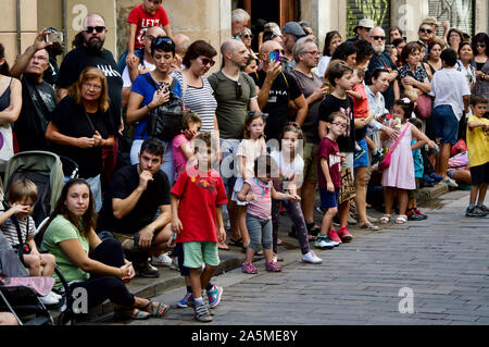 Les gens qui regardent les géants défilent lors du Festival 2019 La Merce à Plaça de Sant Jaume de Barcelone, Espagne