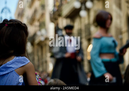 Une jeune fille regarder la parade de géants au cours de la Merce 2019 Festival à Plaça de Sant Jaume de Barcelone, Espagne