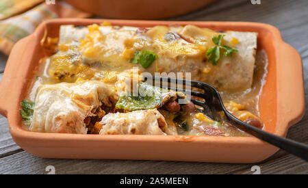 Enchiladas végétariennes avec sauce chili vert servi dans des plats d'argile Banque D'Images