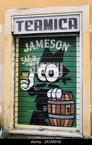 Whiskey Jameson annonce murale sur un rouleau en acier jusqu'au porte du Trastevere de Rome, Italie Banque D'Images