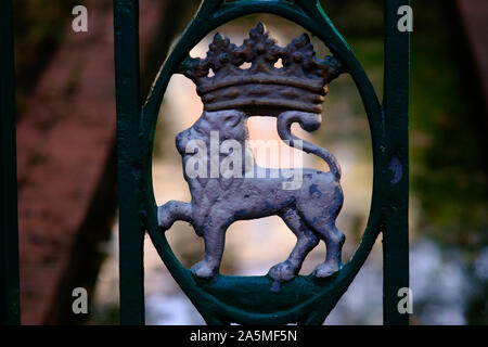 Metal lion avec une couronne de Pamplonas armoiries présents dans de nombreuses barrières Banque D'Images