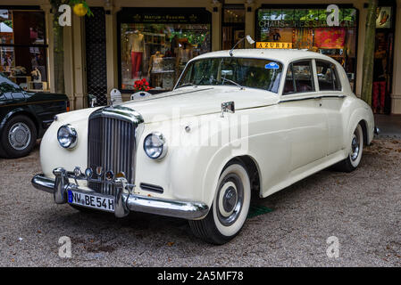 BADEN Baden, Allemagne - juillet 2019 : blanc Crewe Rolls-Royce BENTLEY CONTINENTAL S S1 1955 oldtimer, réunion de Kurpark. Banque D'Images