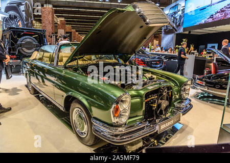 Francfort, Allemagne - Sept 2019 : green MERCEDES-BENZ W113 PAGODE 280SL BRABUS cabrio 1963 1971, l'AIA International Motor Show Salon International de l'auto. Banque D'Images