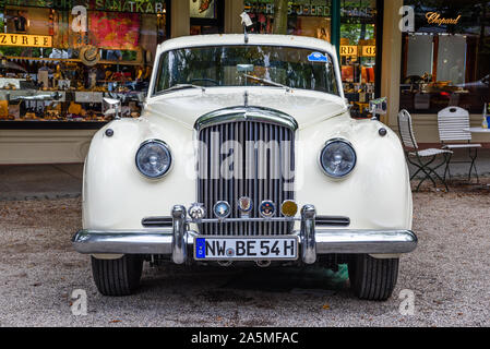 BADEN Baden, Allemagne - juillet 2019 : blanc Crewe Rolls-Royce BENTLEY CONTINENTAL S S1 1955 oldtimer, réunion de Kurpark. Banque D'Images