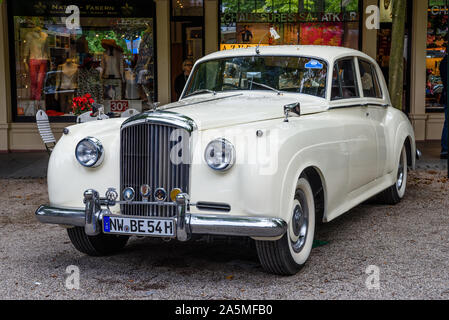 BADEN Baden, Allemagne - juillet 2019 : blanc Crewe Rolls-Royce BENTLEY CONTINENTAL S S1 1955 oldtimer, réunion de Kurpark. Banque D'Images