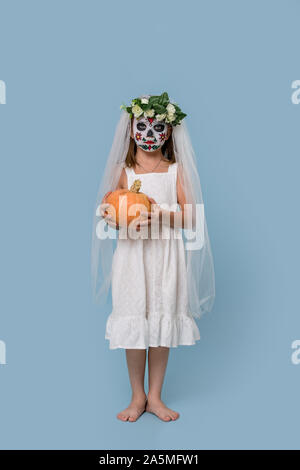 Portrait en pied d'une fille avec une citrouille dans un costume d'une épouse morte Banque D'Images