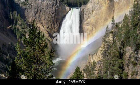 Fermer la vue de Yellowstone falls et son plus bas en arc-en-ciel yellowstone Banque D'Images