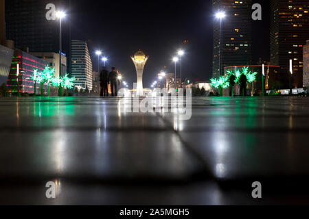 NUR-SULTAN - Le Nurzhol Boulevard avec la tour Bayterek et arbres en plastique pendant la nuit. Banque D'Images