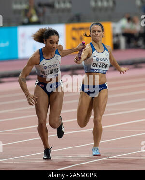 DOHA - QATAR OCT 5 : Jodie Williams et Zoey Clark de Grande-bretagne & NI concurrentes dans le 4x400m relais définitif le jour 9 de la de la 17e Championnats du monde à Banque D'Images