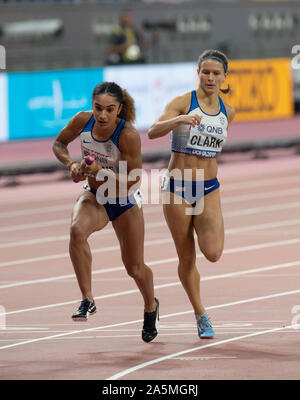 DOHA - QATAR OCT 5 : Jodie Williams et Zoey Clark de Grande-bretagne & NI concurrentes dans le 4x400m relais définitif le jour 9 de la de la 17e Championnats du monde à Banque D'Images