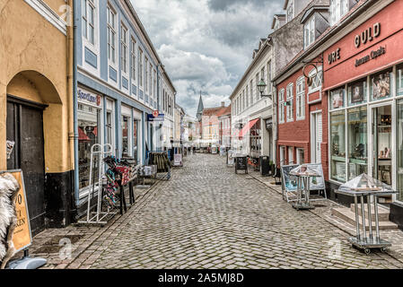 Rue piétonne commerçante avec de nombreux magasins différents à Ebeltoft, Danemark, le 9 septembre 2019 Banque D'Images