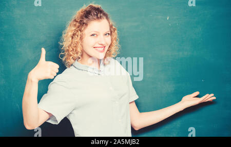 Bon professeur maître de la simplification. Expliquer l'enseignant difficile sujet. Informations importantes à retenir. Meilleur ami de l'enseignant d'apprenants. Enseignement pourrait être plus amusant. Enseignante en face de tableau. Banque D'Images