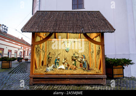 Une scène de Noël Nativité affiché à l'entrée de Eglise St Roch, Szigetvar, Hongrie Banque D'Images