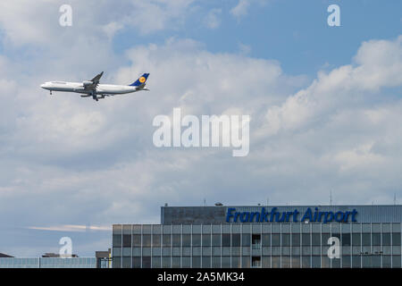 Frankfurt am Main, Hesse / Allemagne - 11 septembre 2019 : Un avion de la compagnie aérienne Lufthansa passant le signe de l'aéroport de Francfort Banque D'Images