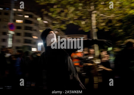 Barcelone, Catalogne, Espagne. 21 Oct, 2019. Un manifestant masqué peinture jette sur un fourgon de police (non représenté) à Barcelone. Les manifestants se sont rassemblés devant le ministère de l'intérieur Catalan pour dénoncer la brutalité policière lors des manifestations de la semaine dernière. Les manifestations ont eu lieu dans tout le territoire catalan après la Cour suprême espagnole a jugé à peine neuf politiciens catalans, impliquée dans l'organisation du référendum pour l'indépendance de 2017, à 13 ans de prison. Crédit : Jordi Boixareu/ZUMA/Alamy Fil Live News Banque D'Images