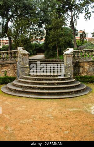 Lisbonne, Portugal- 28 décembre 2017 : escalier en pierre et jardin d'art topiaire dans le jardin botanique de Ajuda en hiver à Lisbonne, Portugal Banque D'Images